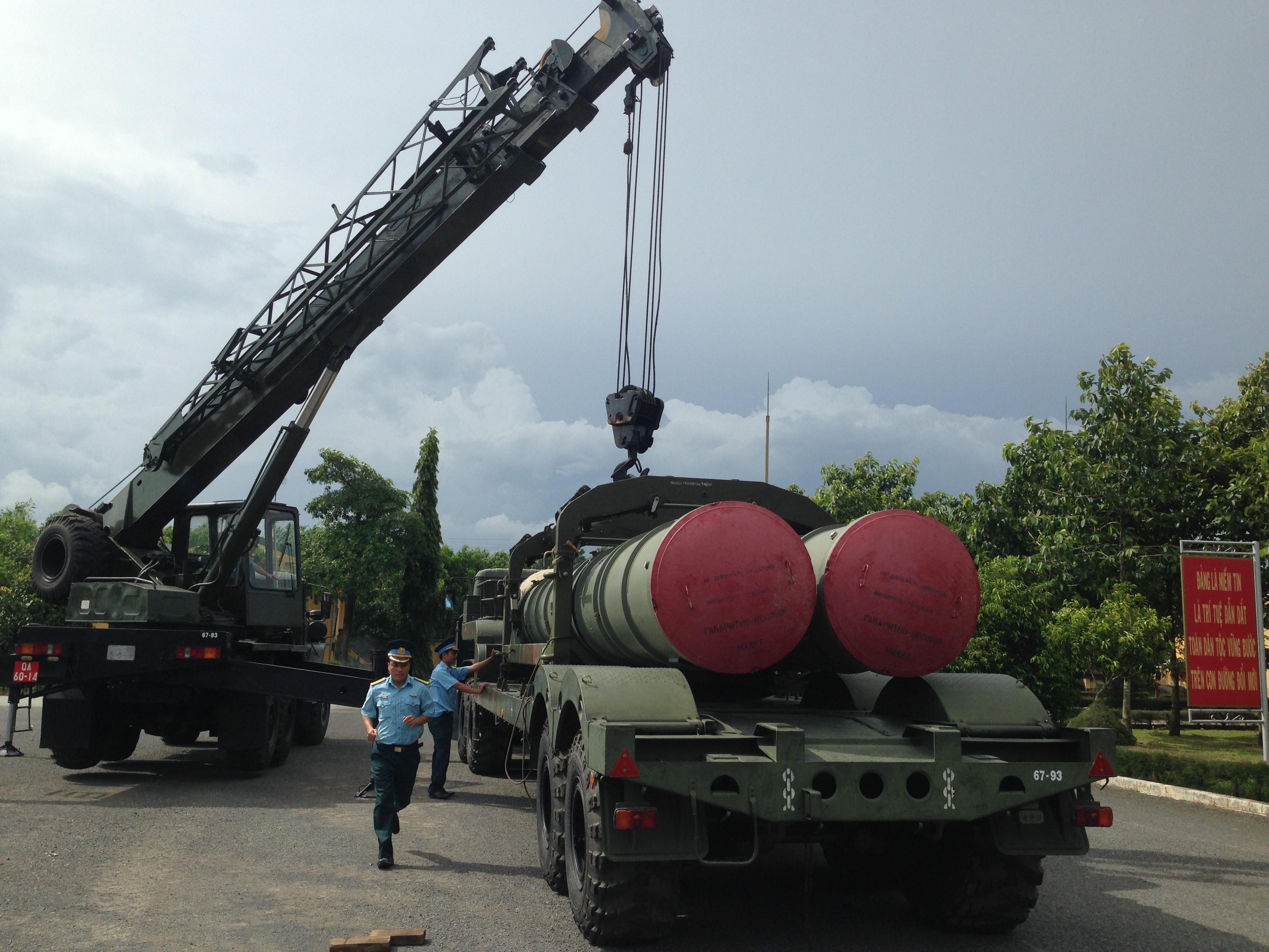 Các kỹ thuật viên cẩu chuyển đạn tên lửa C-300PMU1.