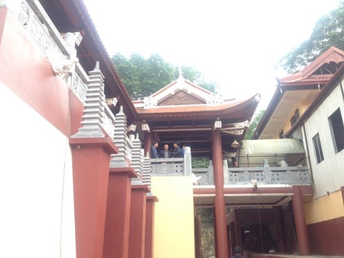 Cong trinh sai phep rong 400 m2 tai chua Huong hinh anh