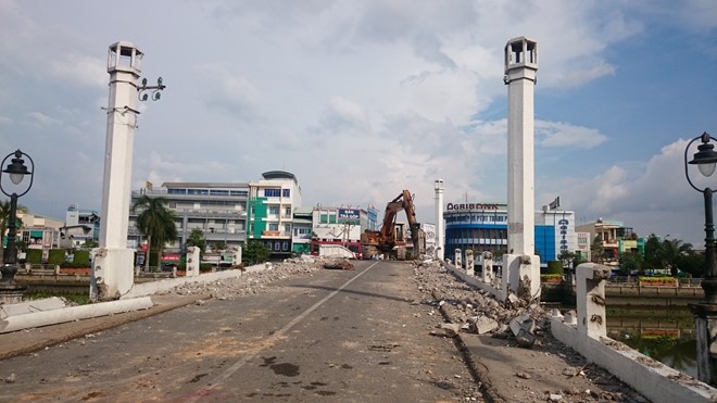 Cong nhan thao do cau Duc 100 tuoi rot song mat tich hinh anh