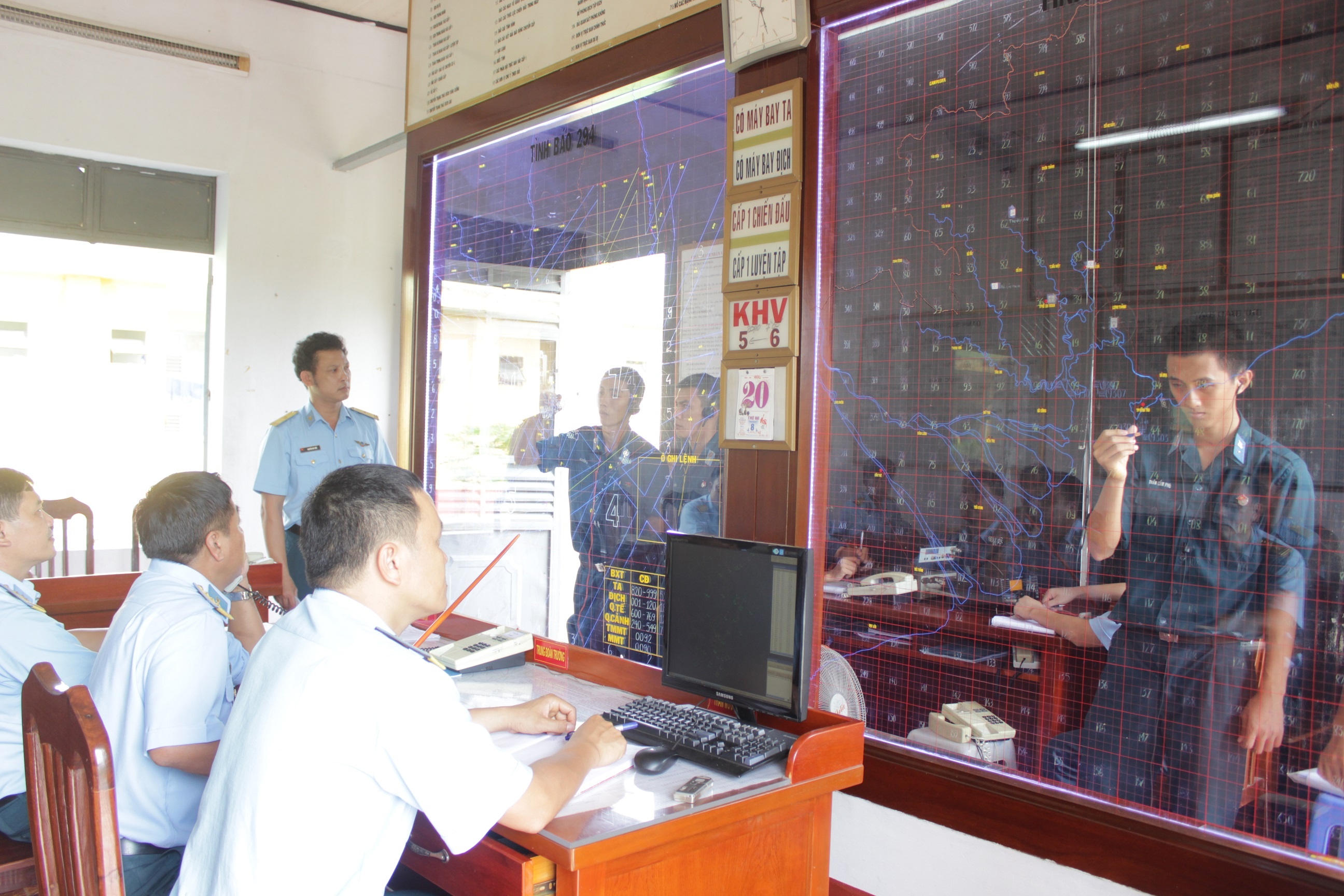 Quang cảnh phòng họp tại sở chỉ huy mặt đất khi nhận được lệnh báo động cấp 1.