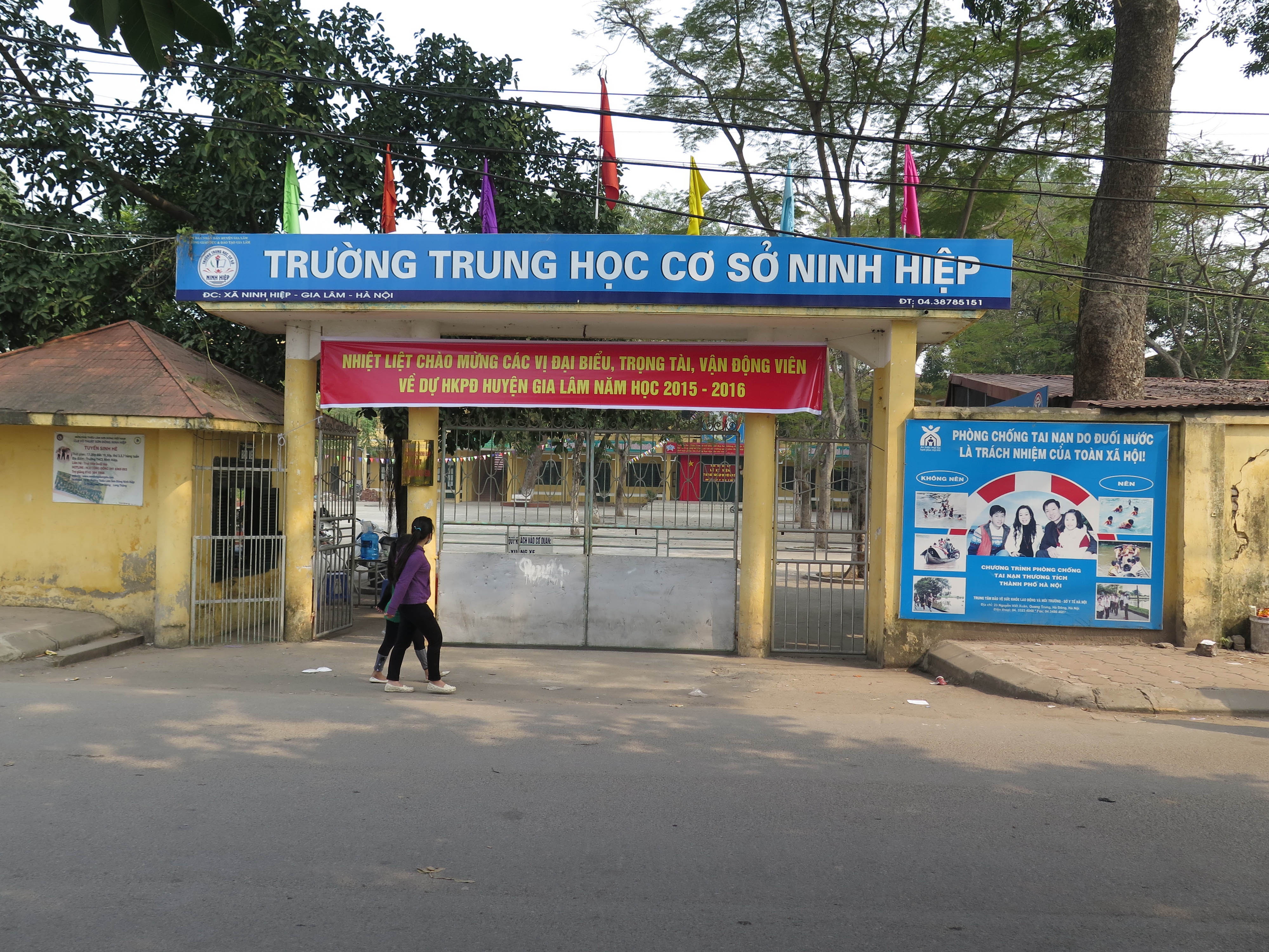 Chiều 21-12, học sinh vẫn không đến trường.