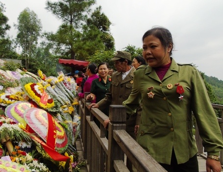 Hang nghin nguoi vieng mo Dai tuong trong dip le 22/12 hinh anh