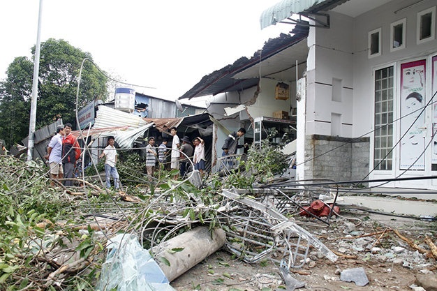 Hiện trường chiếc xe bồn tông vào nhà dân.