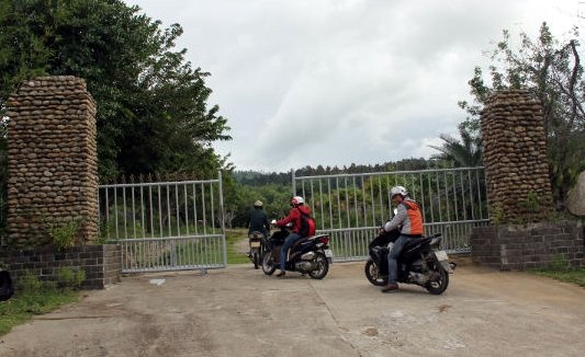 Cổng chính dẫn vào khuôn viên.