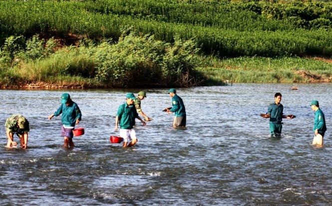 Lực lượng chức năng đang tiến hành trục vớt đầu đạn dưới lòng sông.