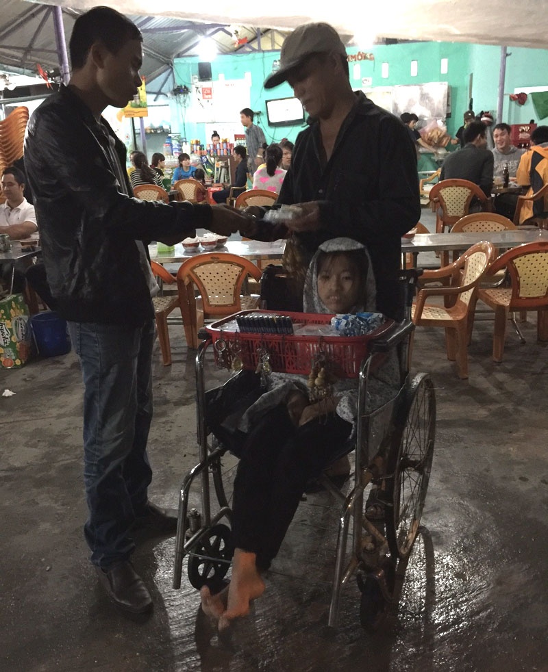 Người đàn ông cùng bé gái trong bộ dạng tật nguyền lang thang khắp các con phố ở Huế.