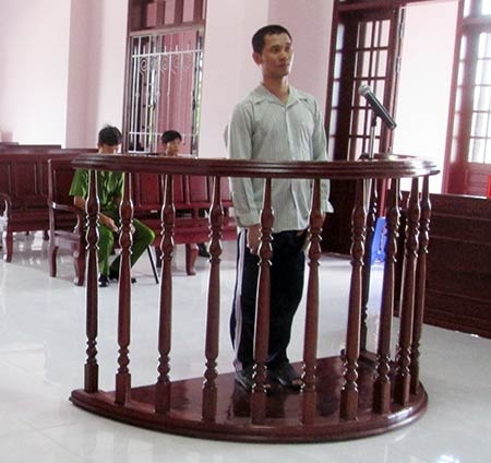 Bị cáo Danh Sông đứng trước vành móng ngựa.