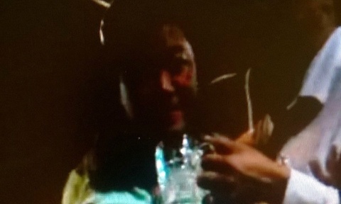 Mot can bo Vien kiem sat quyt tien nhau con doi dot quan hinh anh