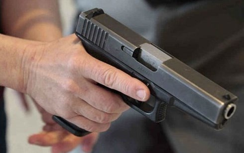 Mau thuan no nan, rut sung ban xuyen ma chu no hinh anh