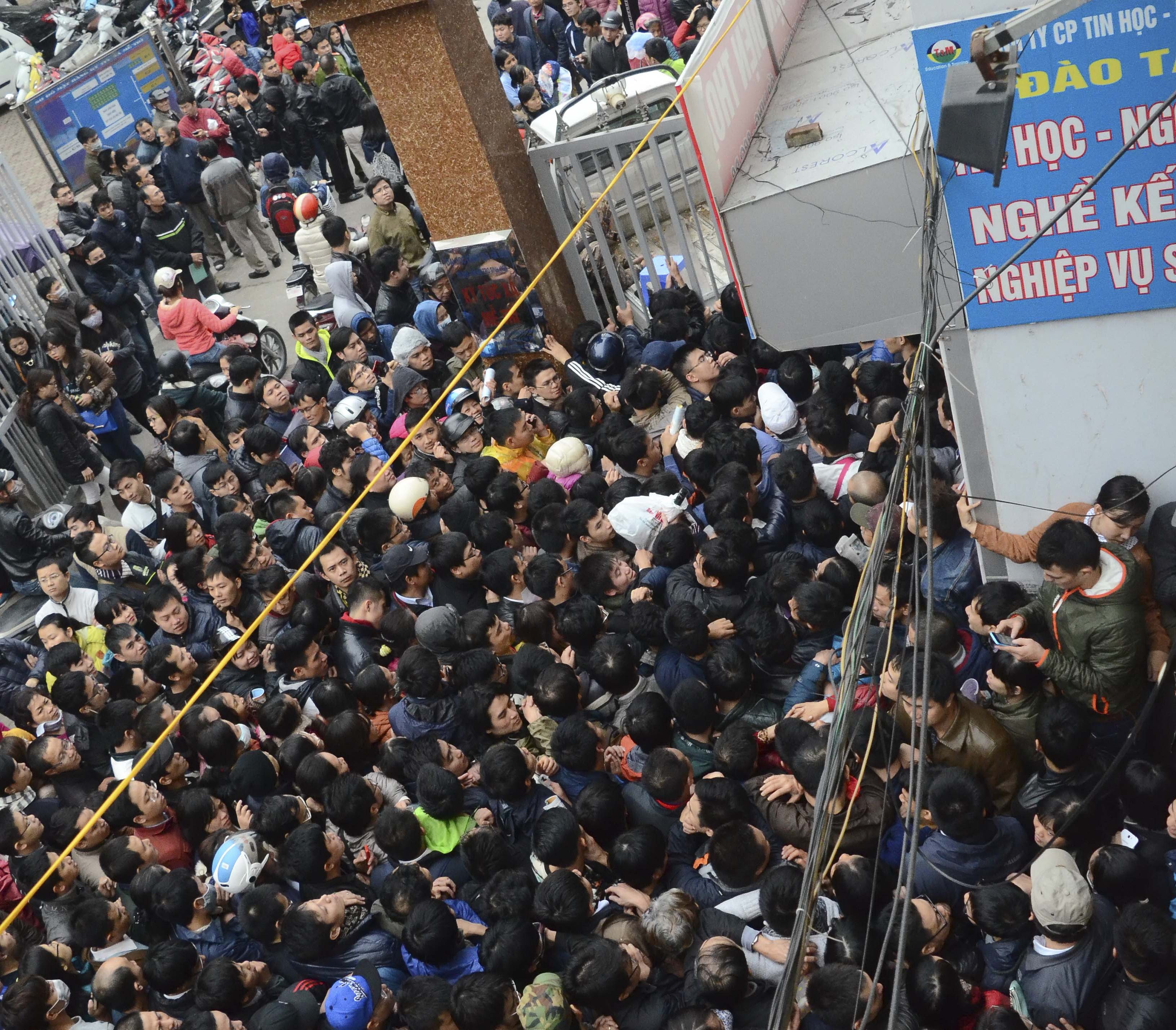 Dua con sang Singapore tiem vac xin 5 trong 1 hinh anh