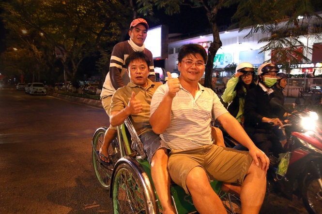 Du khách trong trang phục quần áo mùa hè dạo chơi trong đêm mùa đông trên đường Trần Hưng Đạo, TP Huế (ảnh chụp lúc 21g ngày 27-12).