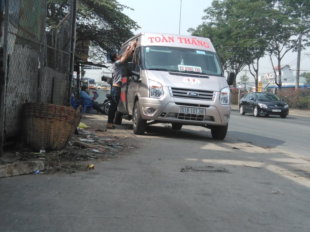 Vua mao xe thuong hieu vua rut tuyp sat doa danh khach hinh anh