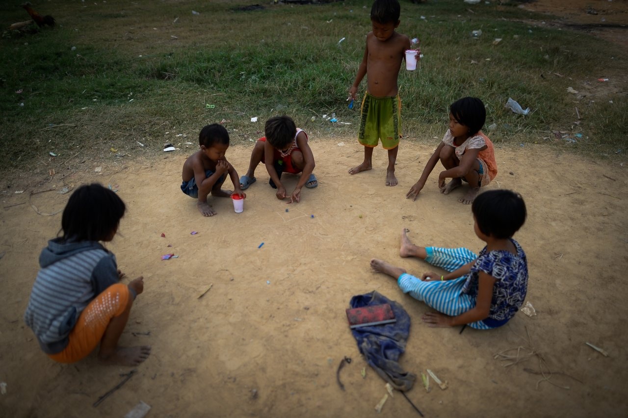 Những đứa trẻ Việt này phải đợi ít nhất 17 năm nữa mới có tờ giấy khai sinh, chứng minh nhân dân và quốc tịch Việt Nam. 