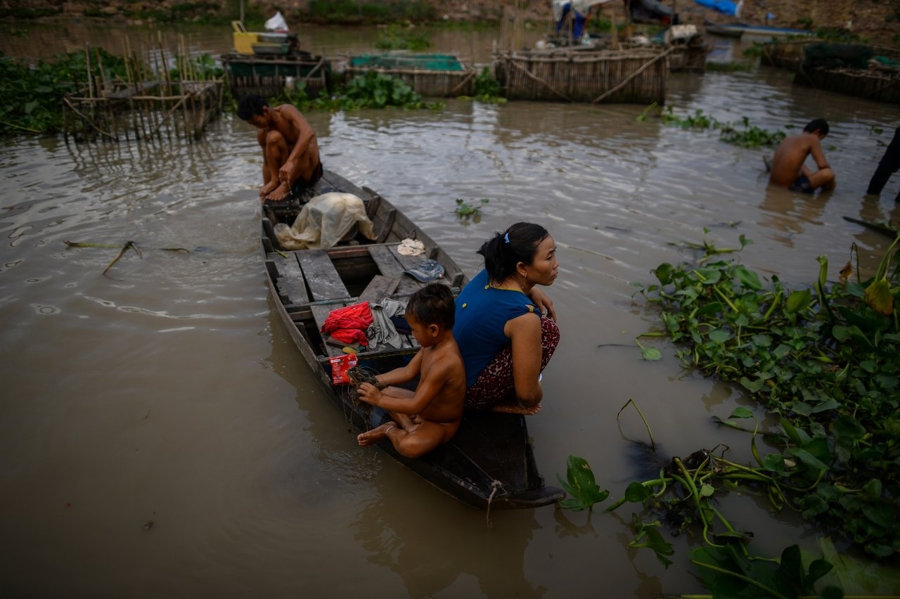 Người dân ăn uống, tắm giặt, và cả vệ sinh ở cùng một dòng kênh dơ như thế này. Cả 