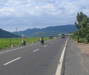 Thu tuong tra loi chat van ve du an mo rong Quoc lo 1 hinh anh