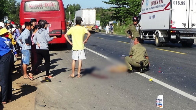 Xe giuong nam tong xe nuoc da va xe may, 2 nguoi chet hinh anh