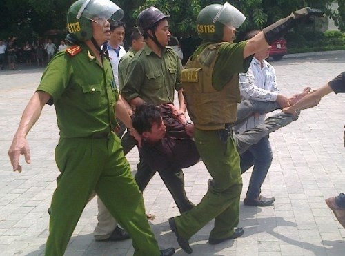 Khong che thanh nien ngao da nhiem HIV dap pha quan ca phe hinh anh