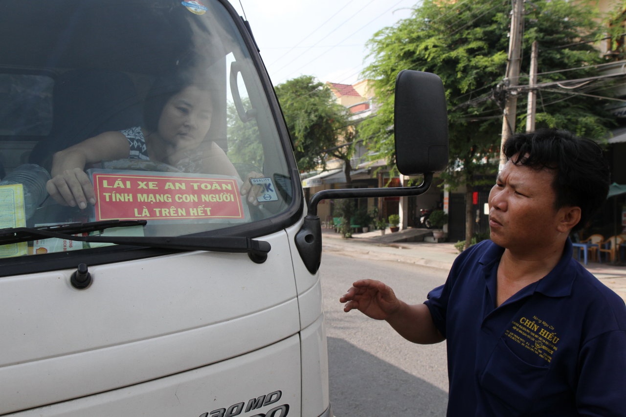 Bang khau hieu 'Lai xe an toan' khong phai cua PC 67 hinh anh