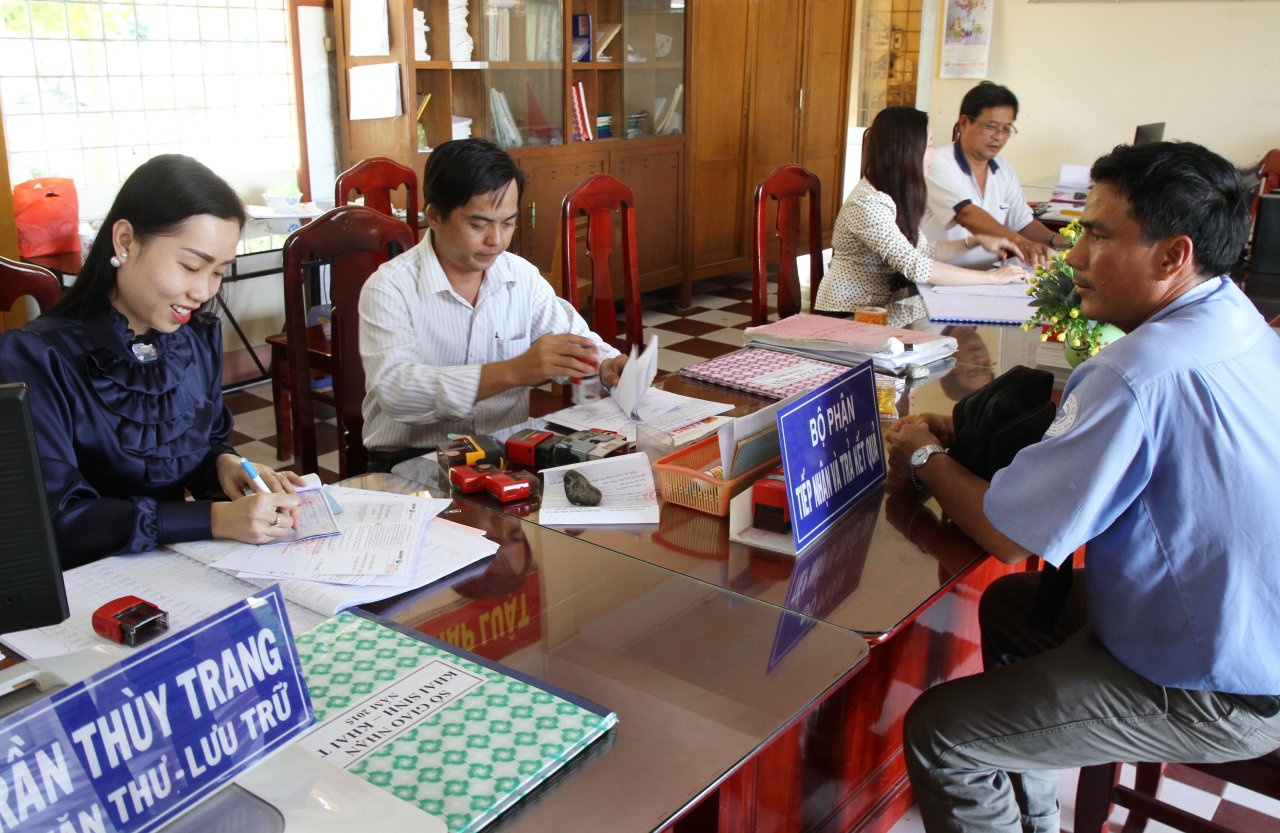 Nhieu cong chuc Dong Thap khong biet... dong dau hinh anh