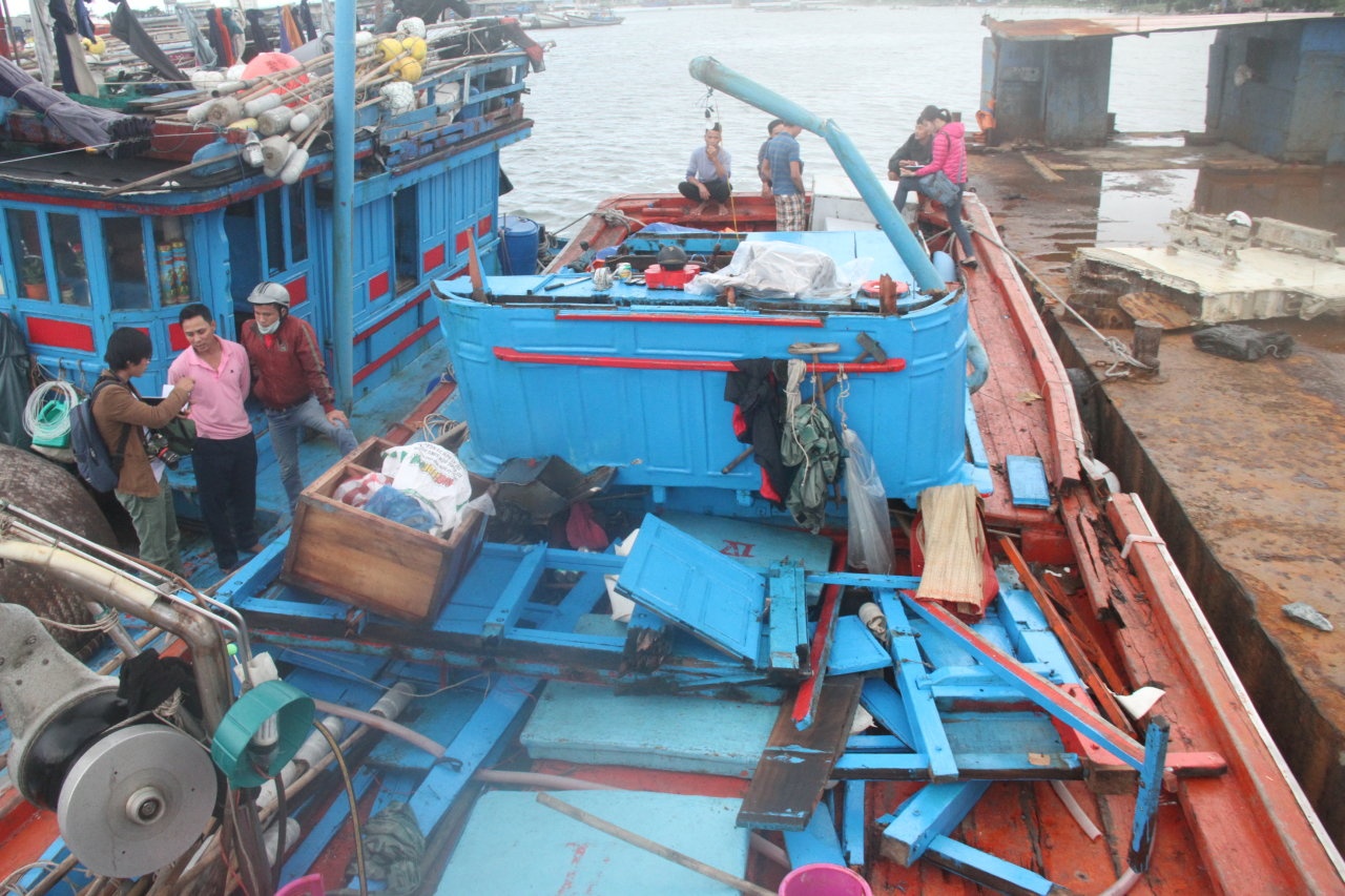 Khi gap nan, ngu dan Viet chi biet tu cuu nhau tren bien hinh anh