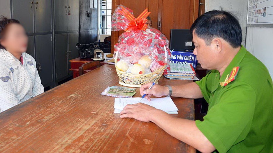 Trung ta cong an TP Ben Tre tra lai qua tang 10 trieu dong hinh anh