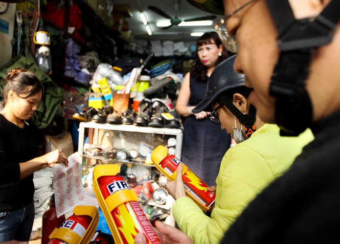 Binh chua chay oto 'chay' hang hinh anh