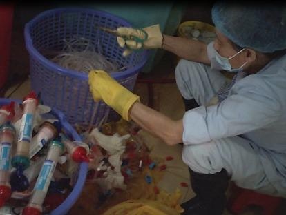 Rac thai y te doc hai lot ra thi truong hinh anh