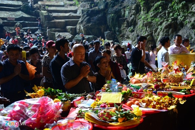 Tiet lo so tien giao dich mua le hoi chua Huong hinh anh