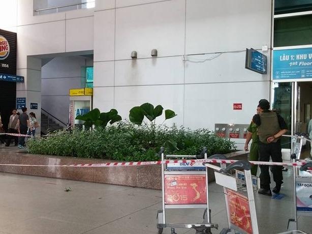 Du khach nuoc ngoai nhay tu lau 2 san bay Tan Son Nhat hinh anh