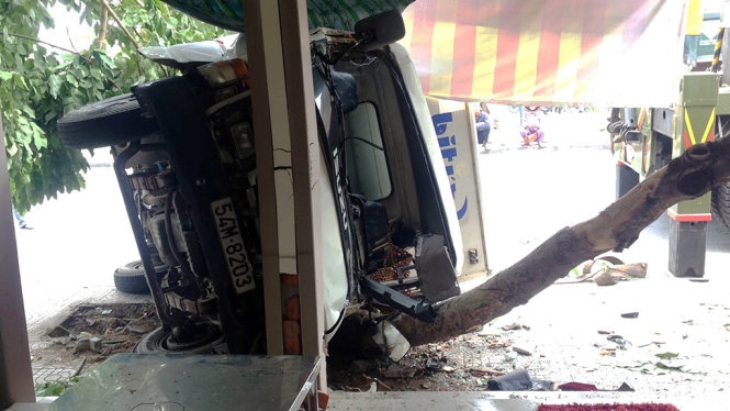 Lao xe tai vao quan pho, tai xe mac ket trong cabin hinh anh