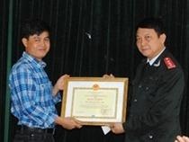 Khen thuong nguoi dau tien to giac toi pham chat cam hinh anh