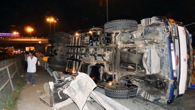 Xe tai tuot doc cau My Thuan: 1 nguoi chet, 3 bi thuong hinh anh