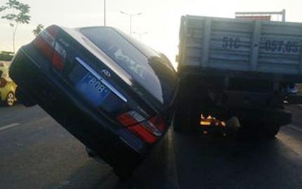 Oto bien xanh 80B bi xe tai 'keo le' nhu phim hanh dong hinh anh