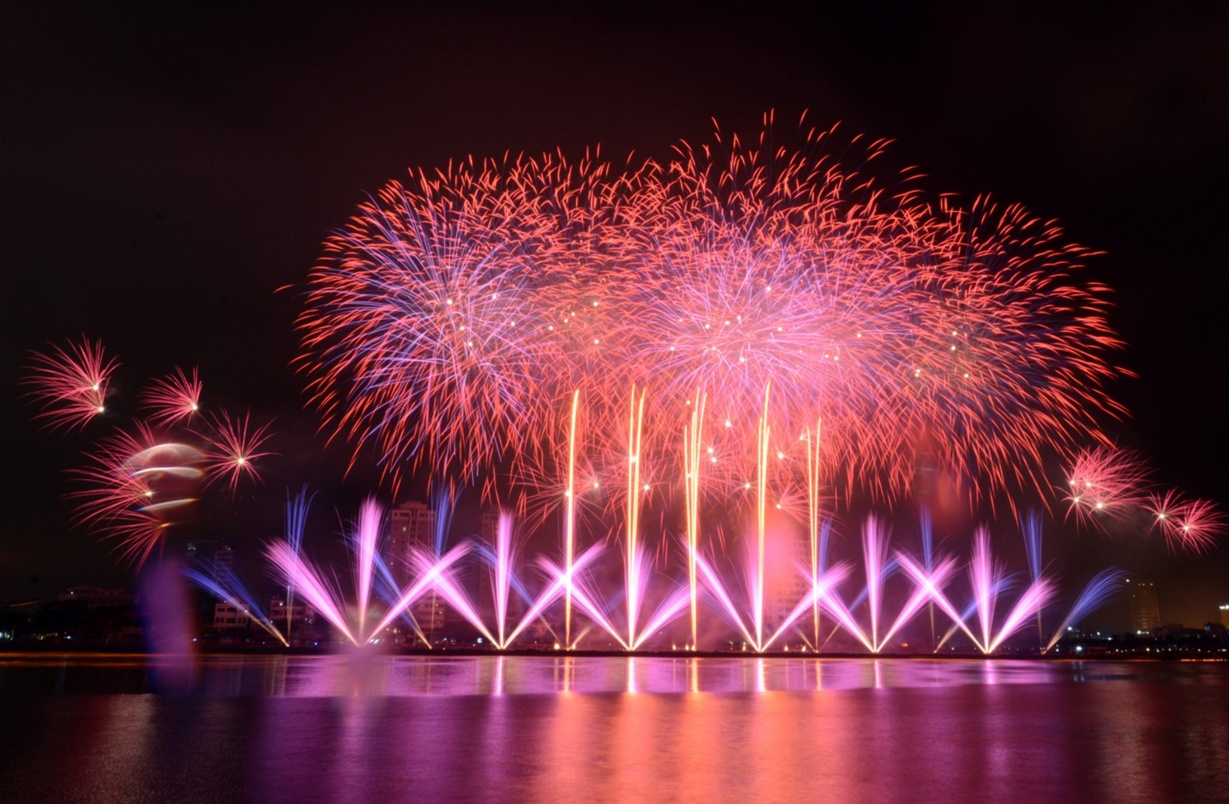 Lan dau tien  ban phao hoa  o dao Ly Son hinh anh