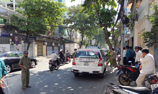 Tai xe tu vong tren chiec taxi khoa kin hinh anh