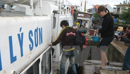 Bien dong manh, hang tram du khach mac ket o Ly Son hinh anh