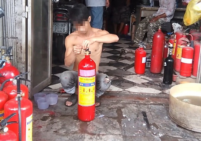 Vao 'lo' tan trang binh chua chay cu hinh anh