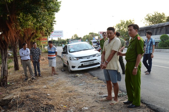 Khen thuong tai xe taxi cho ke dam nguoi den tru so cong an hinh anh