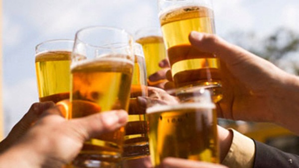 Cam cong chuc uong ruou bia trong gio hanh chinh dip Tet hinh anh