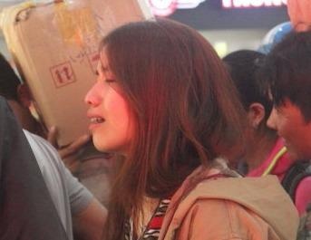 Khach di tau bat khoc giua san ga vi ve khong hop le hinh anh