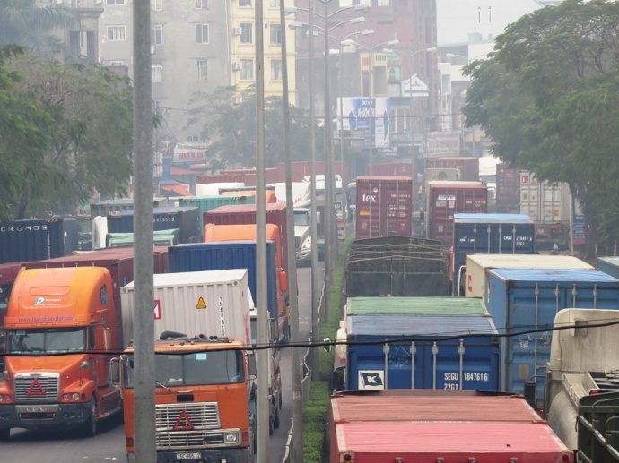 Hang nghin xe container ket cung gan mot ngay hinh anh