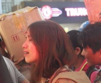 Khoc giua san ga vi ve tau khong hop le, loi tai ai? hinh anh