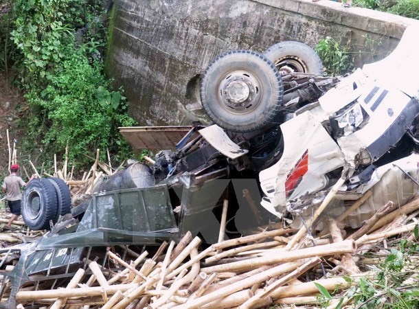 Oto tai lao xuong vuc sau, 4 nguoi chet tai cho hinh anh
