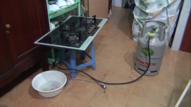 Suyt chet vi bep gas moi mua 1 ngay phat no luc dang nau hinh anh