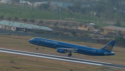 Hoan nhieu chuyen bay do nghen duong bang cat canh hinh anh