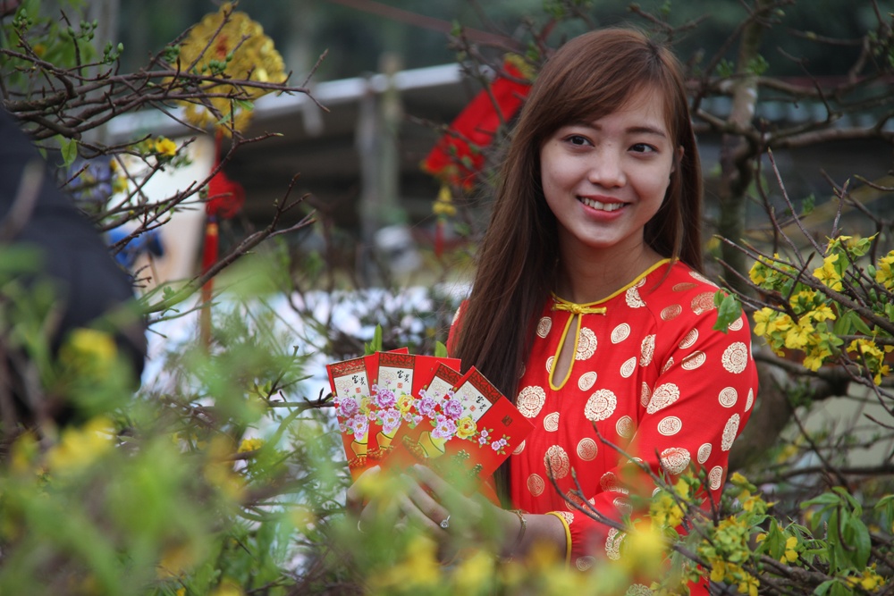 Nguoi dan den cho hoa de... chup hinh hinh anh