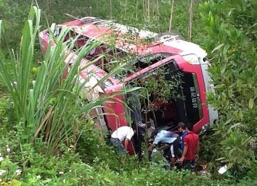 Xe khach cho 21 nguoi no lop, lao xuong ho hinh anh