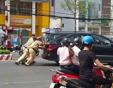 Canh sat giao thong day oto chet may giup dan hinh anh