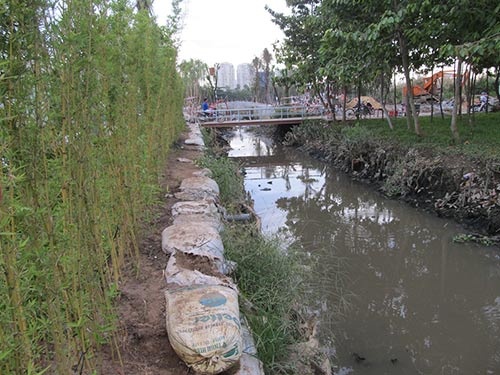 TP HCM ngay cang ngot ngat: 'Khai tu' kenh, rach hinh anh