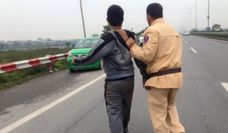 Boc me thu doan vo thue xe oto du danh bac de lua dao hinh anh